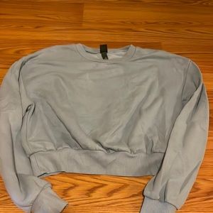 Cropped blue sweatshirt
